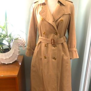 Burberry Vintage trench coat in size M/6